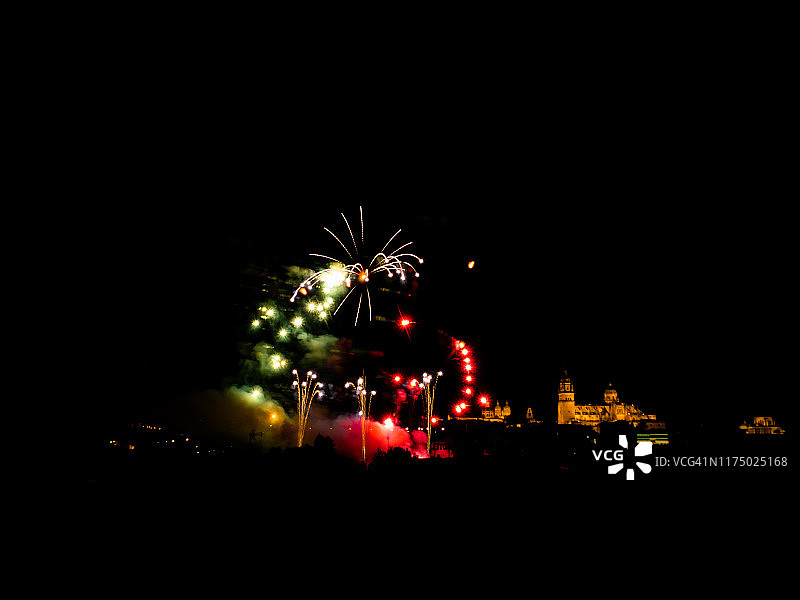 萨拉曼卡城市夜景与烟花图片素材