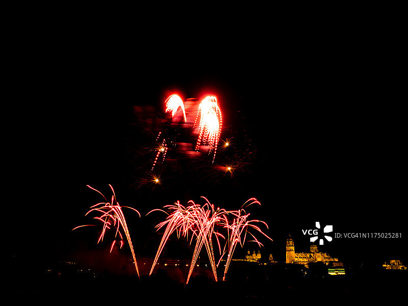 萨拉曼卡城市夜景与烟花图片素材