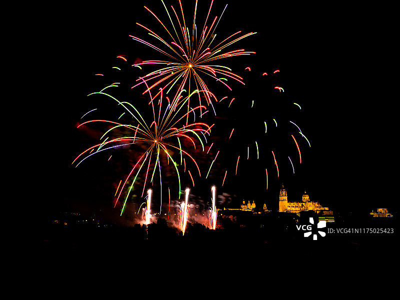 萨拉曼卡城市夜景与烟花图片素材