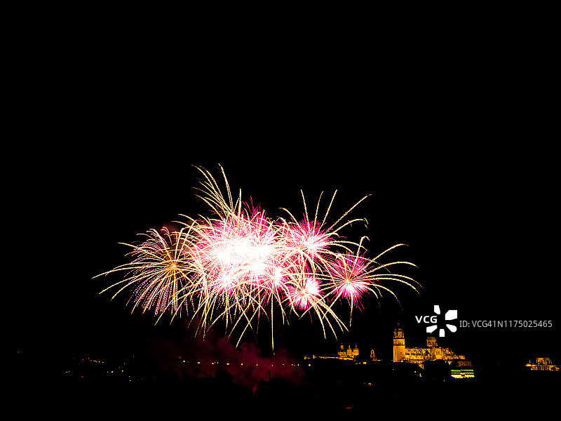 萨拉曼卡城市夜景与烟花图片素材