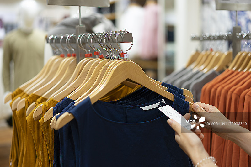 特写：成排悬挂的长裙图片素材