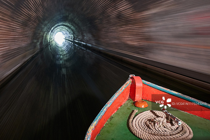 驶过伊斯灵顿隧道的窄船船头图片素材