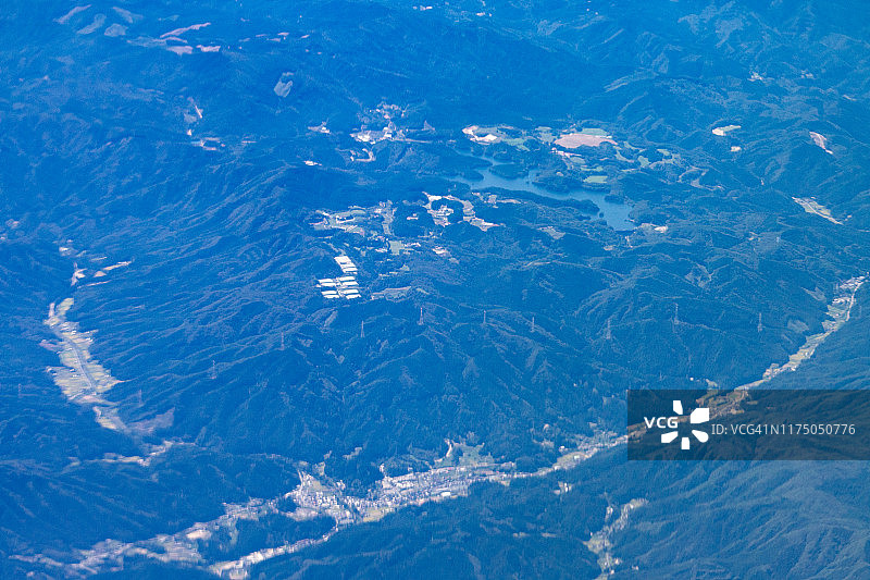 从飞机上俯瞰日本爱知县丰田市的白天景象图片素材