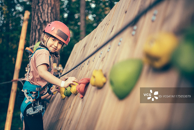 女孩在冒险公园克服障碍图片素材