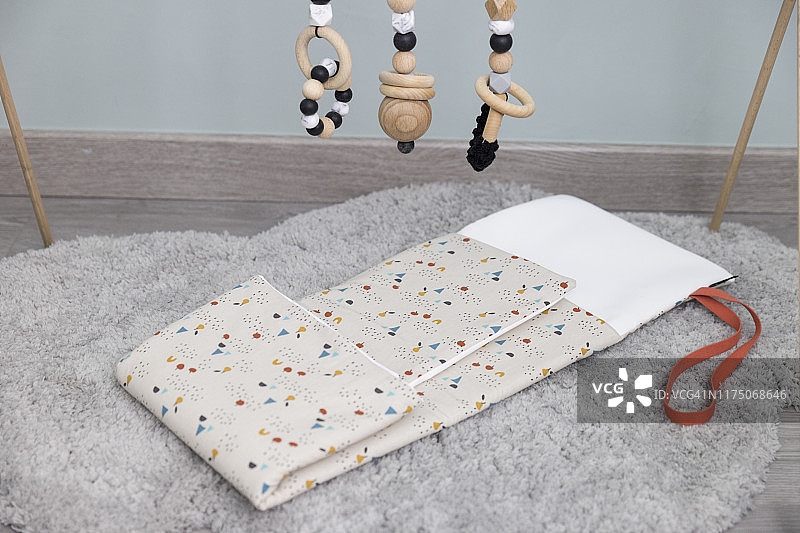 带衣服和婴儿健身架的换衣台摄影图片素材