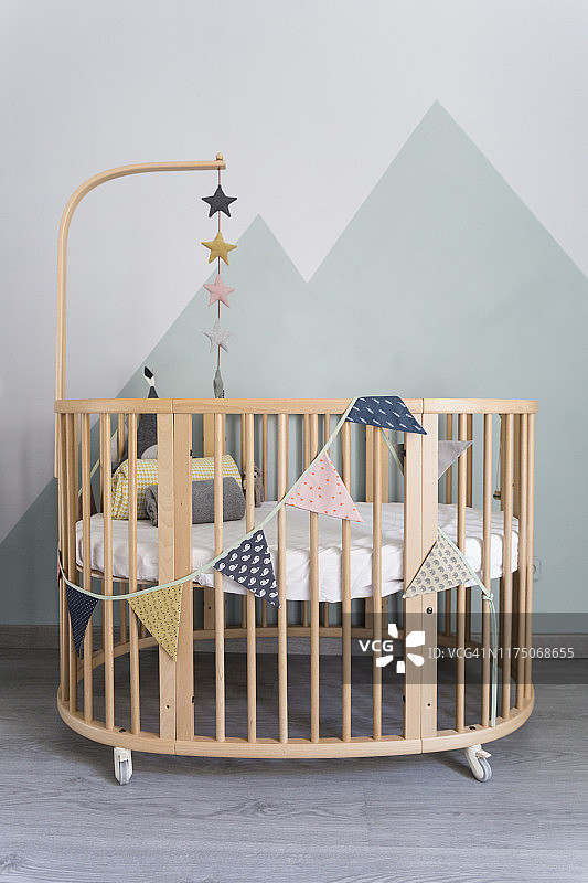 可爱的婴儿房，有色彩鲜艳的花环，柔和的色调 - 摄影素材图片素材