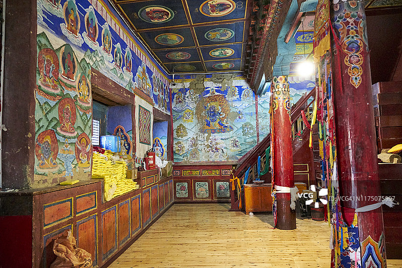 中国四川省藏族聚居区塔公寺主殿内的壁画图片素材
