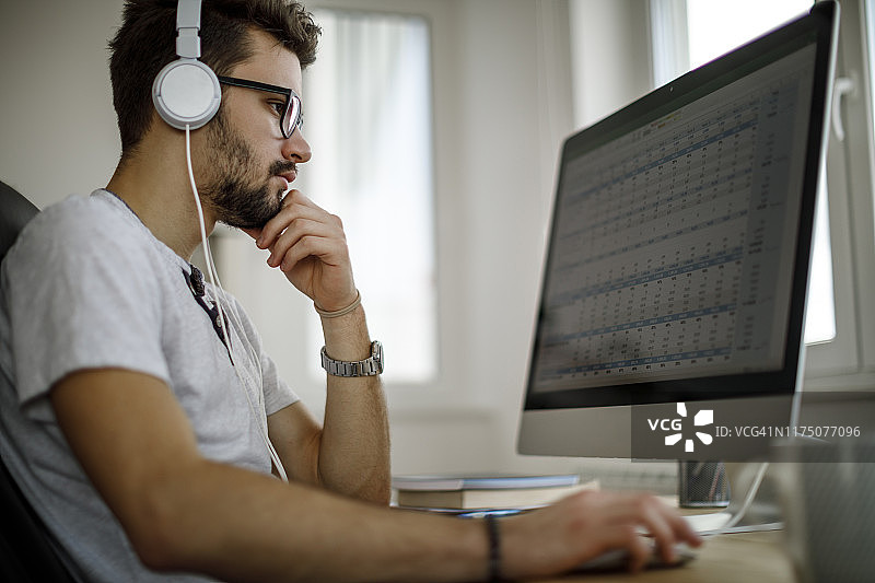 在家学习的年轻男人图片素材