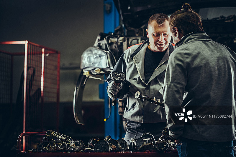 机械师和顾客检查汽车引擎图片素材