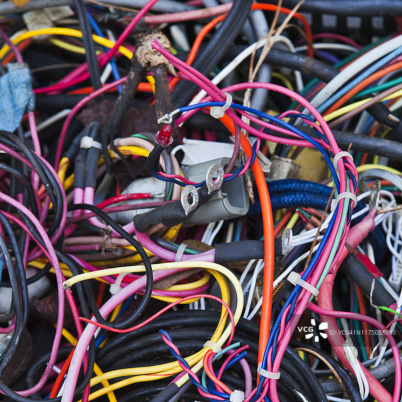杂乱的旧电线和连接器照片图片素材