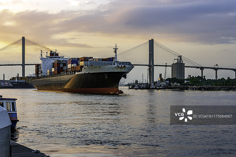 萨凡纳河上装载完毕的集装箱船的黄昏图片素材
