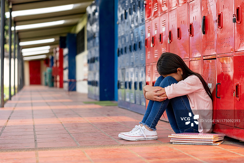 在学校哭泣的女孩，或因遭受欺凌图片素材