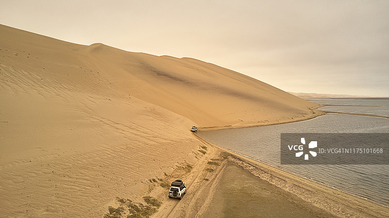 从通布阿到库内内河口的4x4越野车队的航拍视角，安哥拉，非洲图片素材