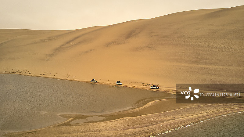 从通布阿到库内内河口的4x4越野车队的航拍视角，安哥拉，非洲图片素材
