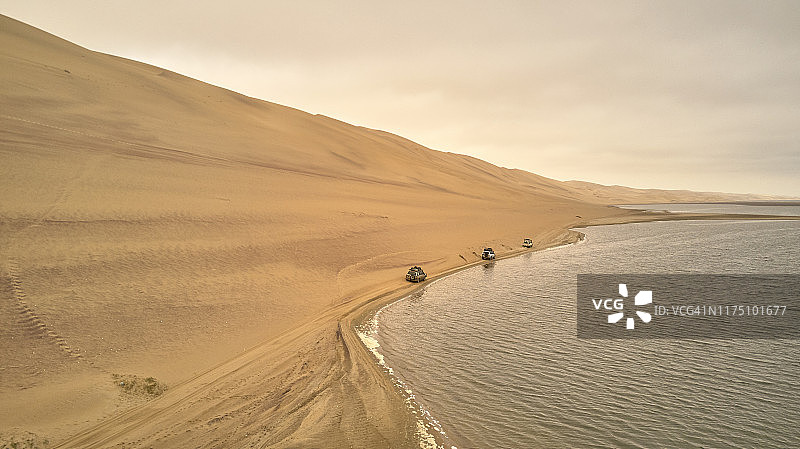 从通布阿到库内内河口的4x4越野车队的航拍视角，安哥拉，非洲图片素材