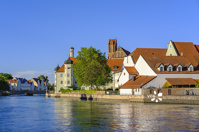 德国下巴伐利亚兰茨胡特伊萨尔河畔的圣灵医院和教堂图片素材