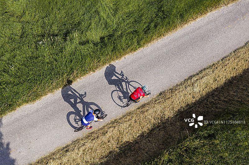 在德国乡村道路上骑行的铁人三项运动员图片素材
