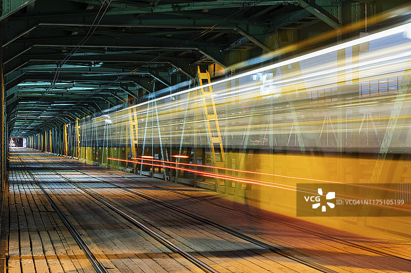 华沙夜间格但斯克大桥与电车光轨，波兰图片素材