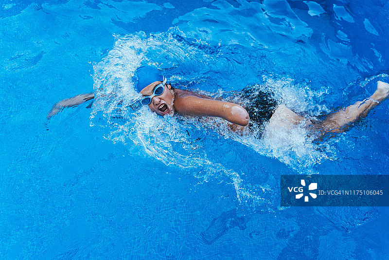 残奥会年轻游泳运动员在泳池中爬行图片素材