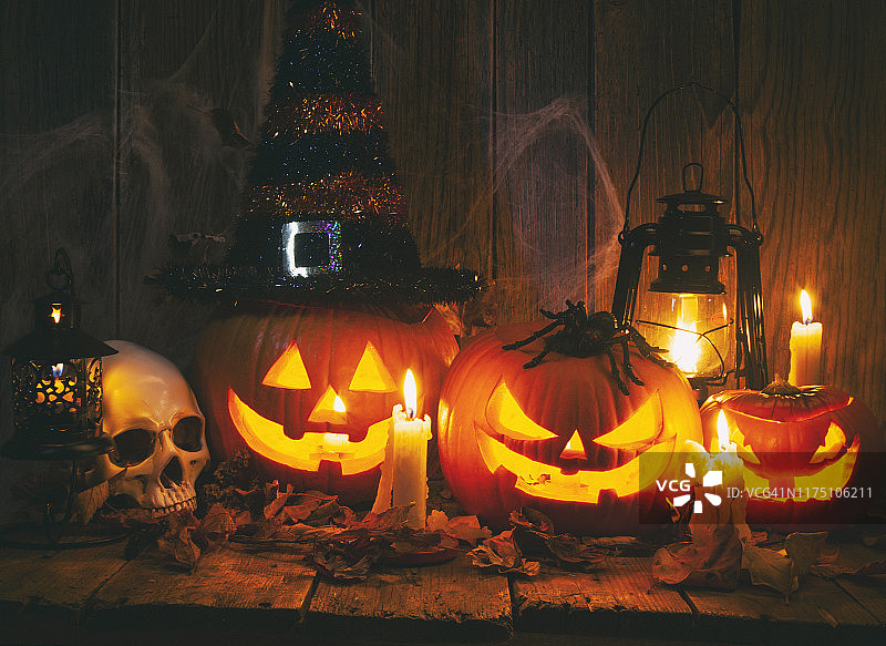 乡村木质背景上的万圣节南瓜灯图片素材
