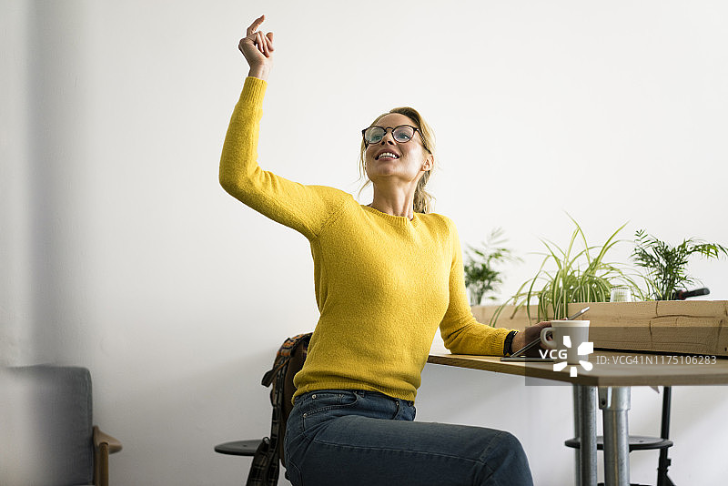年轻女人在咖啡店打响指点餐图片素材