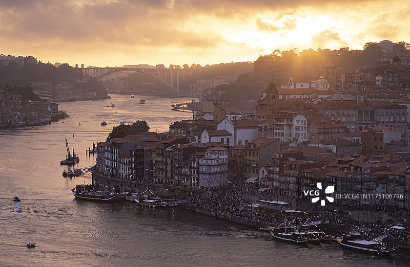 葡萄牙波尔图和杜罗河黄昏景色图片素材