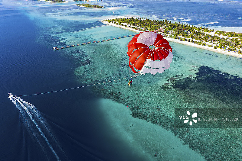 马尔代夫南马累环礁滑翔伞飞行航拍图片素材