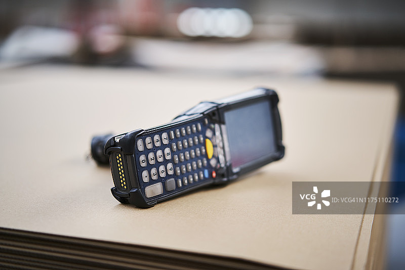 工厂纸箱上的条形码扫描器图片素材