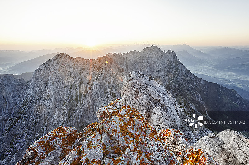奥地利蒂罗尔州埃尔毛山日出时分的景色图片素材