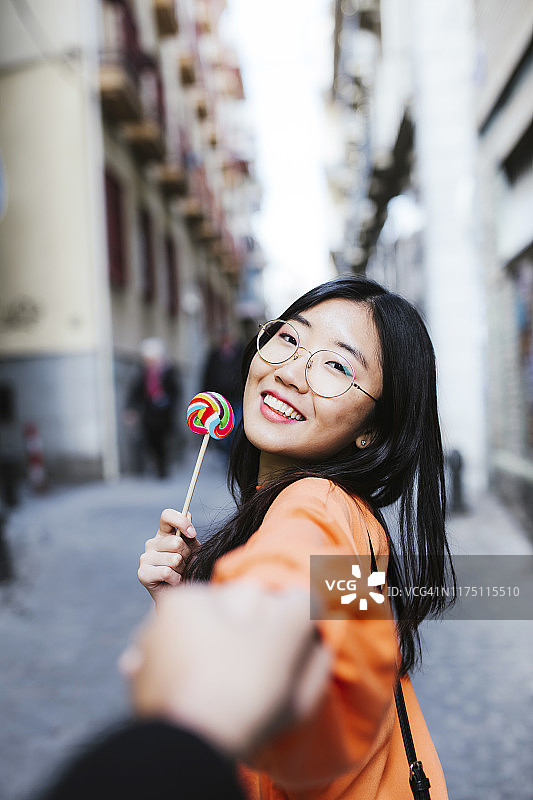 在西班牙格拉纳达的亚洲女人图片素材
