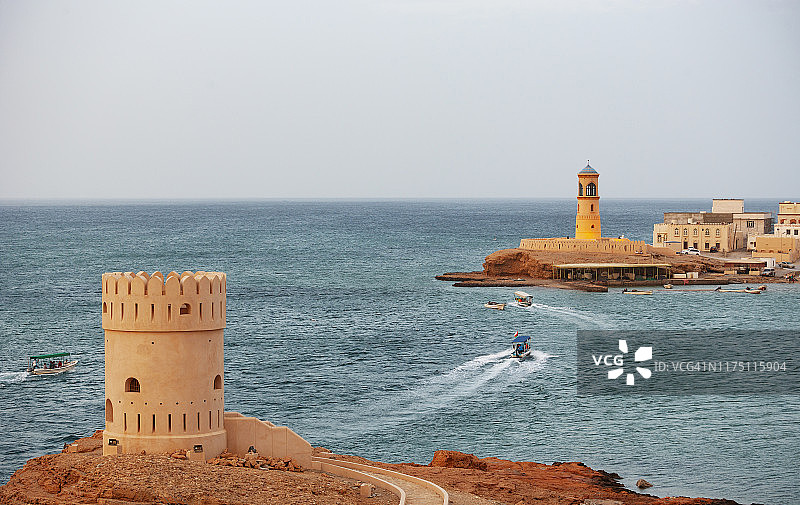 阿曼苏尔的塔楼和苏尔灯塔夜景图片素材