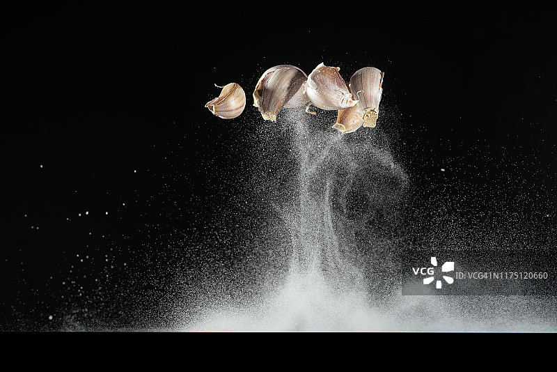 高速同步拍摄的空中飞舞的大蒜图片素材