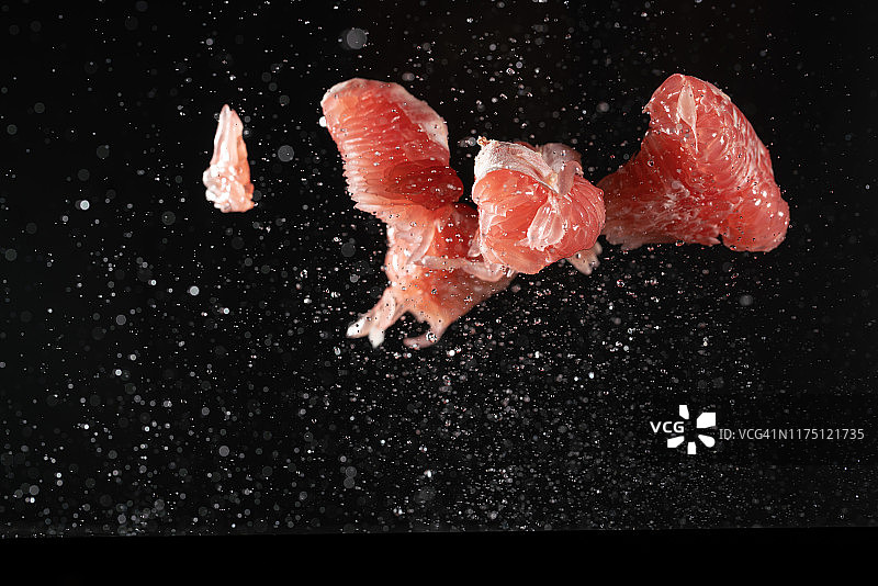 高速摄影：剥开的柚子在空中飞舞图片素材