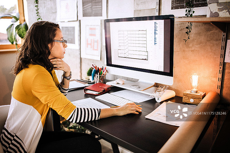 利用互联网辅助创作过程图片素材