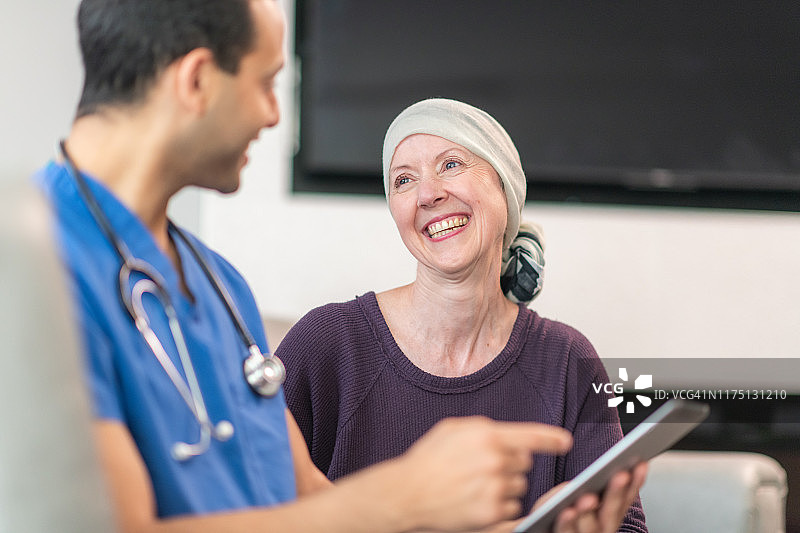 身患癌症的女人和医生会面图片素材