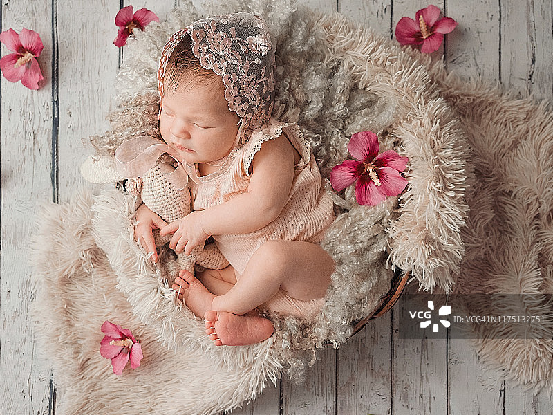 睡梦中的新生女婴图片素材