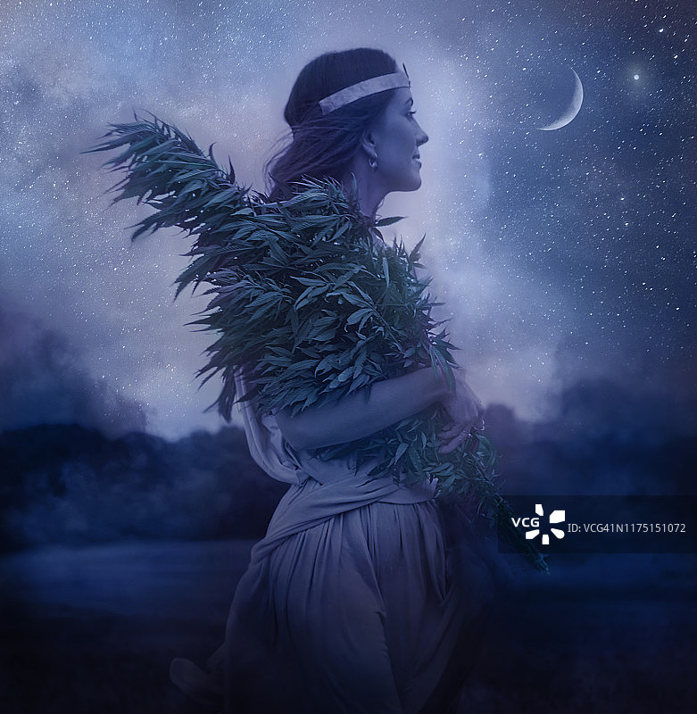 手持大麻植物和夜空的大麻女神图片素材
