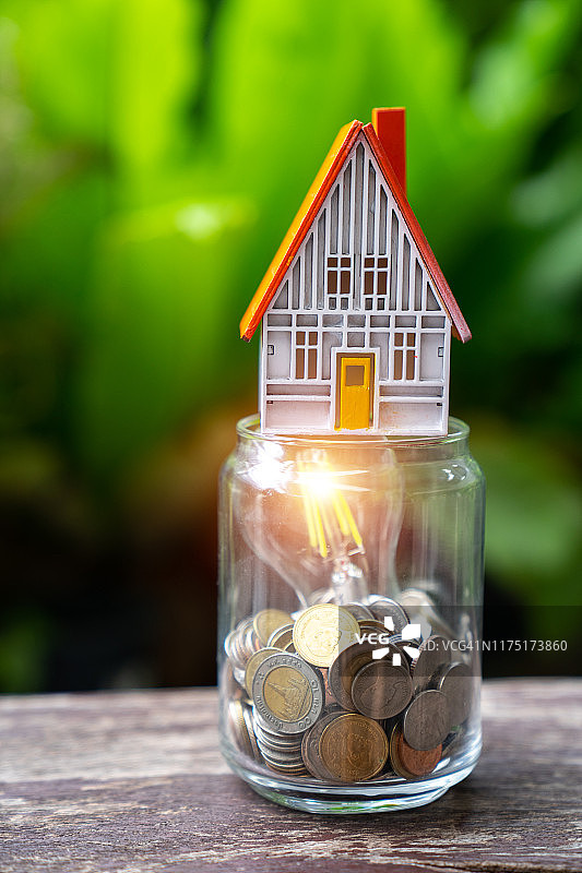 房屋储蓄概念，灯泡图片素材