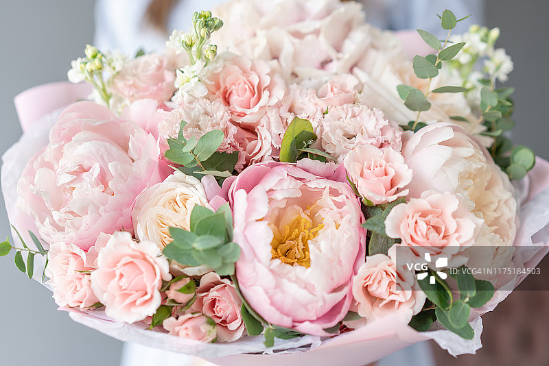 女人手中的混合花束图片素材