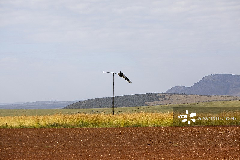 肯尼亚马赛马拉野生动物保护区内的机场和风向标图片素材