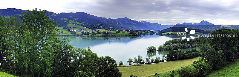 格吕耶尔湖夏季风光，阿尔卑斯山背景图片素材