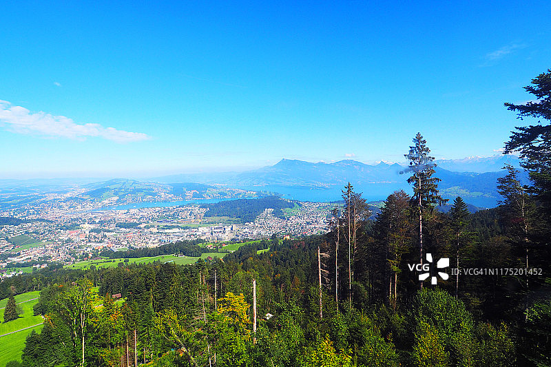 瑞士琉森湖和山脉全景图片素材