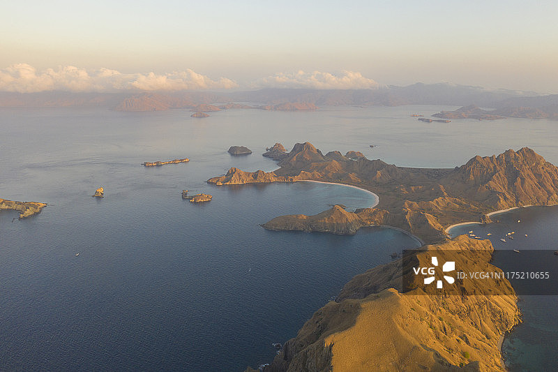 科莫多国家公园帕达尔岛日出，东努沙登加拉，印度尼西亚图片素材