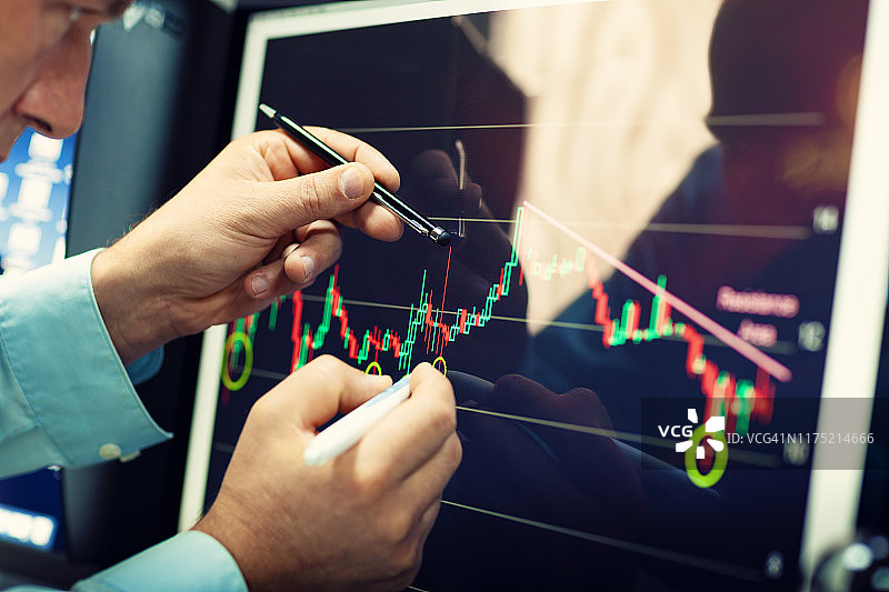 电脑屏幕上的在线财务分析图片素材