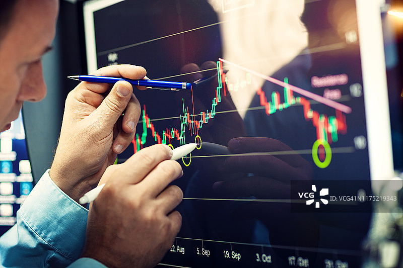 电脑屏幕上的在线财务分析图片素材