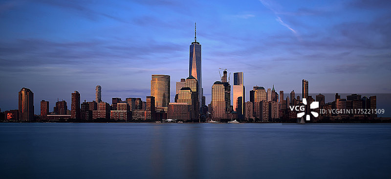 美国纽约曼哈顿世贸中心和炮台公园城市滨海广场的黄昏景色图片素材