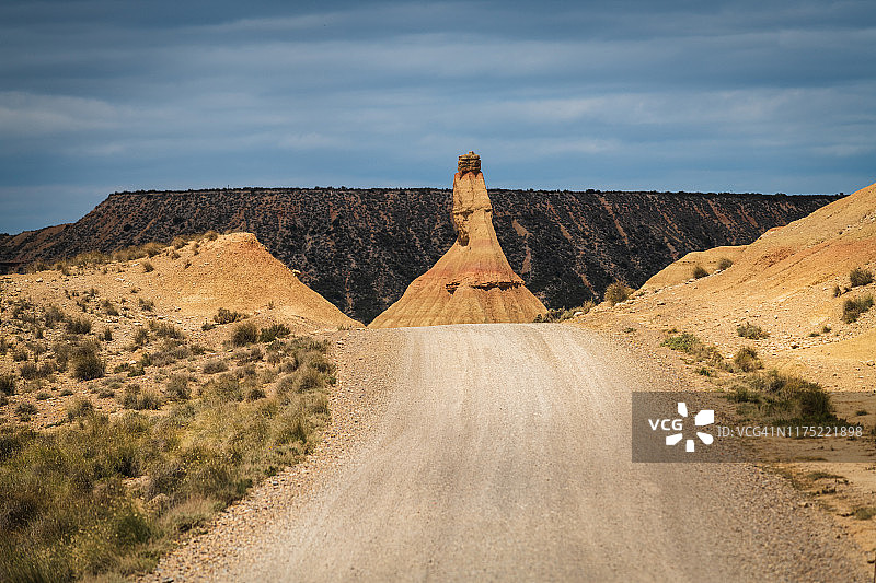 通往西班牙纳瓦拉巴尔德纳斯雷亚莱斯仙女烟囱的道路图片素材