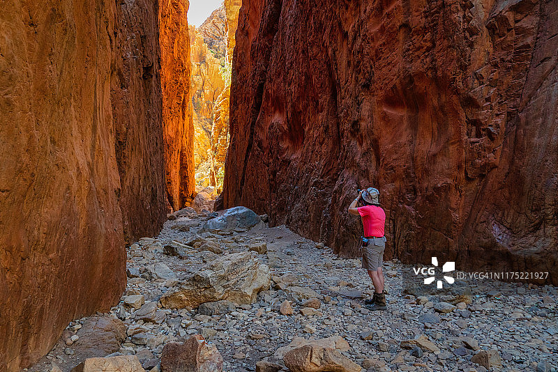 女人在澳大利亚北领地西麦克唐奈国家公园的斯坦利峡谷拍照图片素材