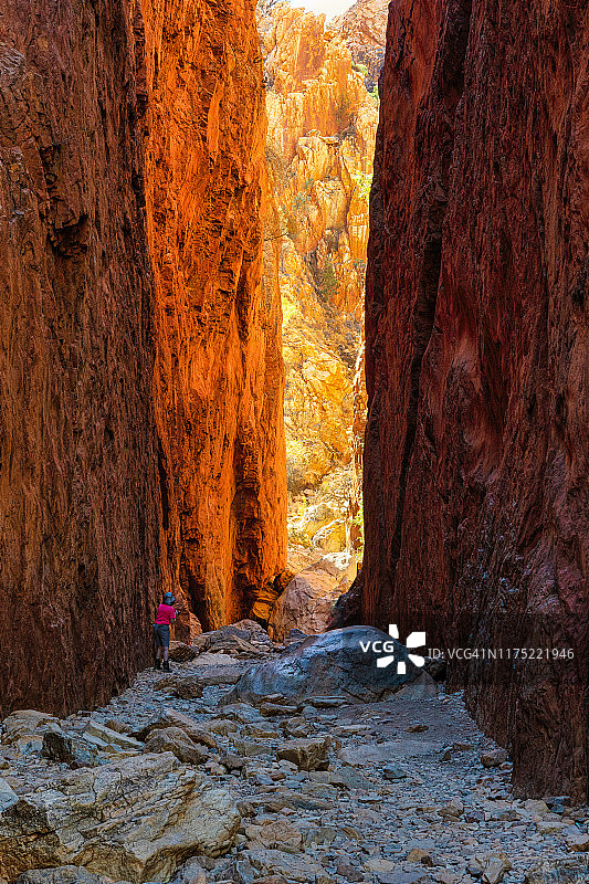 女人在澳大利亚北领地西麦克唐奈国家公园的斯坦利峡谷拍照图片素材