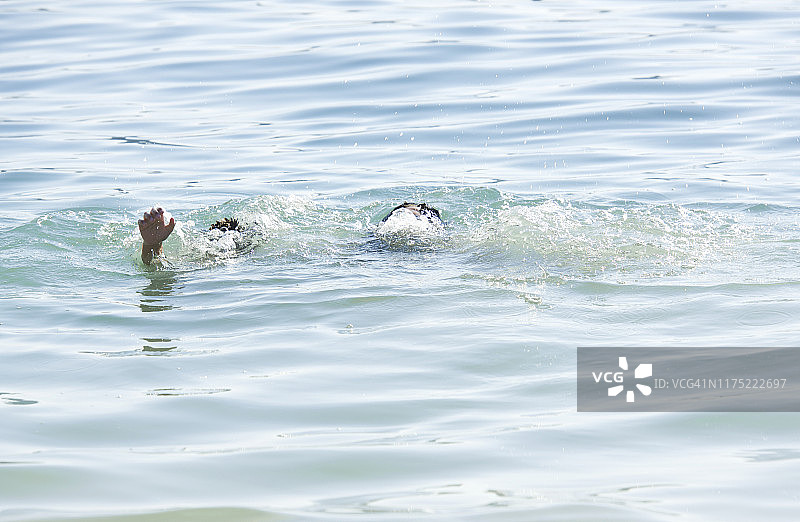 男人和女人在立陶宛海中溺水图片素材